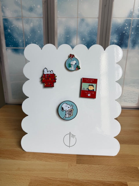 Scalloped Metal magminder board - white color displaying needleminders